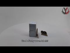 Пристальный взгляд: круглый силиконовый 3D-логотип CK на одежде, монохромный глянцевый рельеф