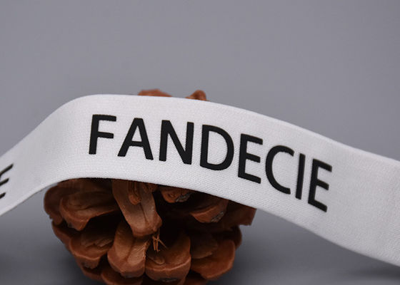 Одежды подгоняли эластичную резиновую ленту напечатанную со штейновым черным логотипом